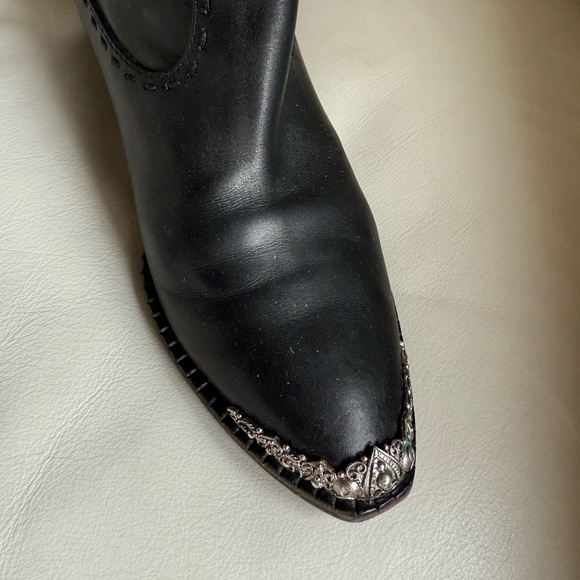Designer boots w toe embellishment - Picture 2 of 9